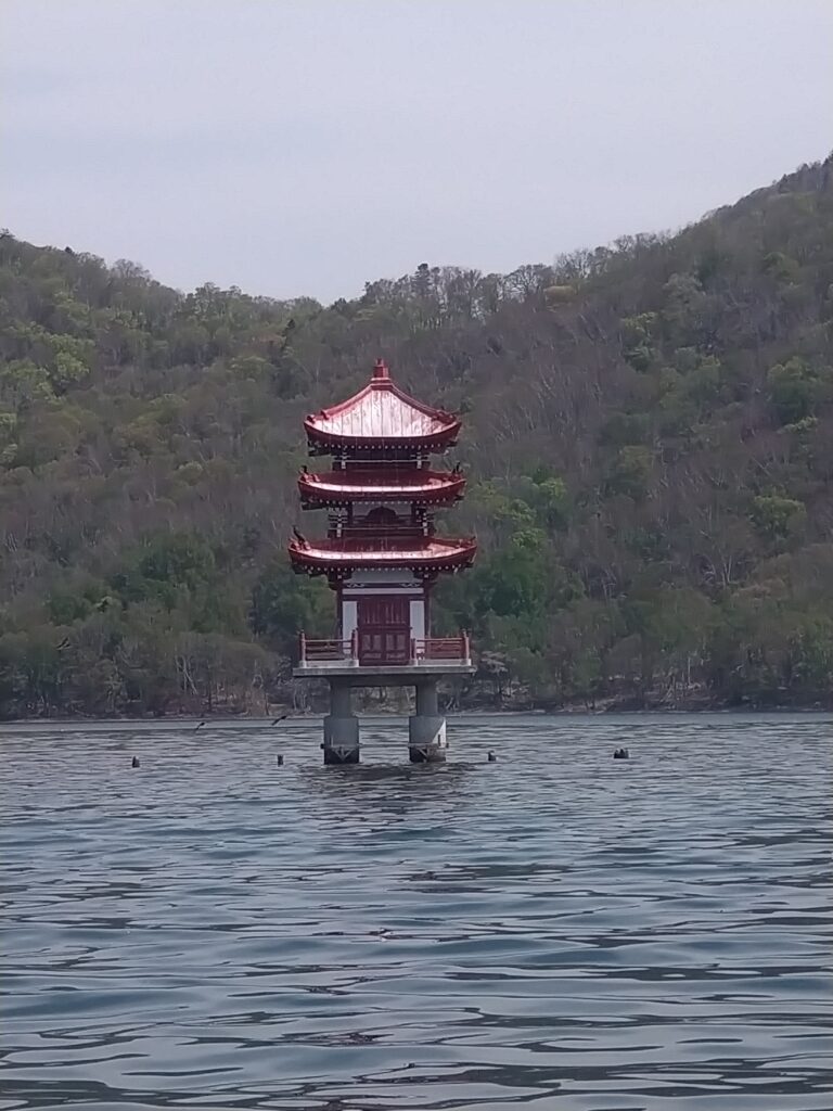 洞爺湖上の三重塔