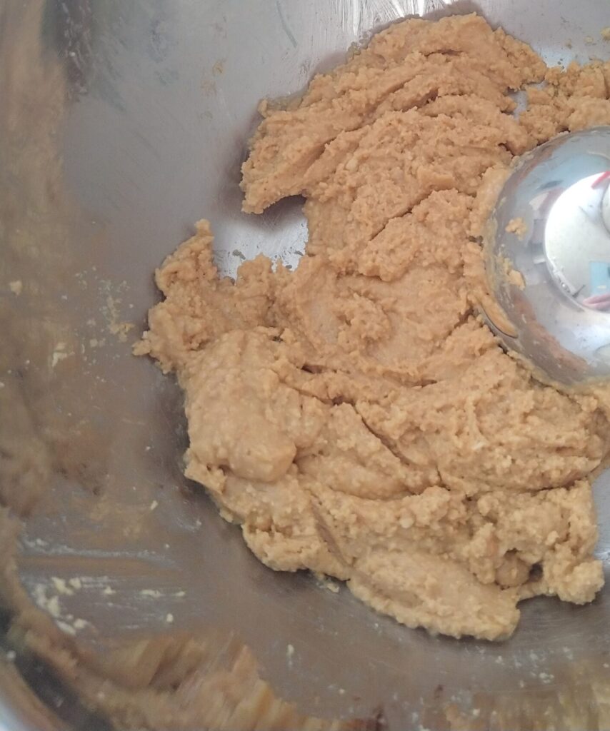 ボールに移しハンディーブレンダーでクリーム状に