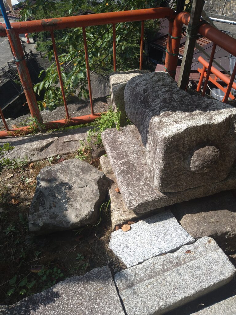 崩れた燈籠