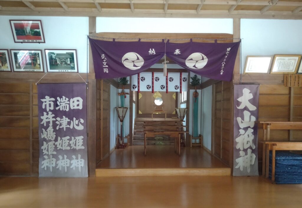 大臼山神社社殿内