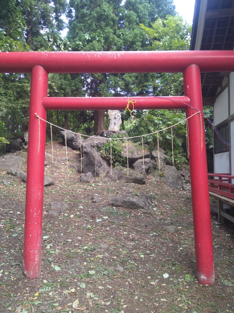 社殿左横鳥居と山神尊碑