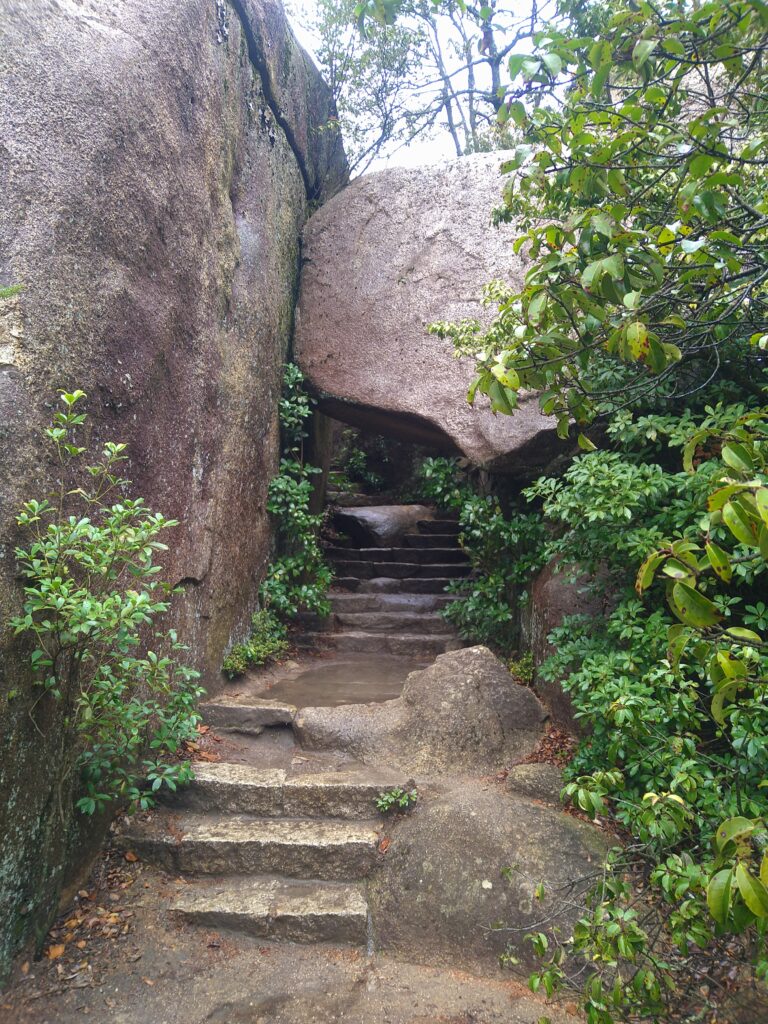 くぐり岩