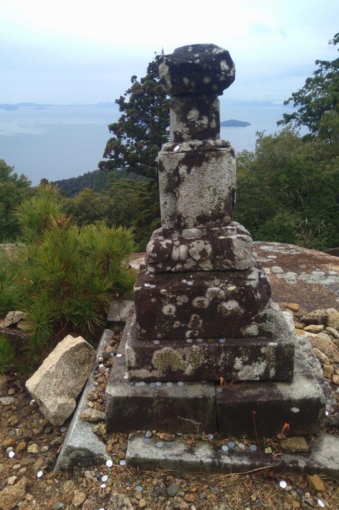 崩れた燈籠