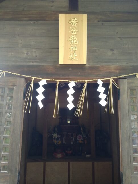 黄金龍神社内部